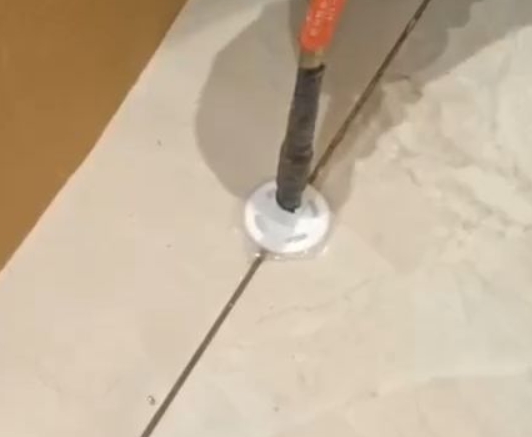雨山瓷砖空鼓维修公司专业解答瓷砖在铺贴过程中，如果没有涂抹均匀到位的粘结材料（如水泥砂浆或瓷砖胶），可能会导致以下问题