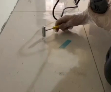 雨山瓷砖开裂维修公司专业分享瓷砖在铺贴前如果没有沥干水分，将会导致以下问题